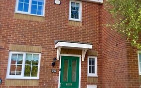 Free Private Parking! Oakley House And Garden! Fully Equipped 4 Comfy Beds
